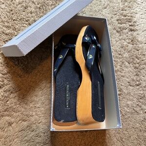 Like New Size 10 Hollywould Navy Wedge Sandals